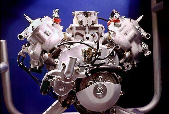 BIMOTA V Due 的缸內直噴技術改善了傳統二行程引擎的缺點，一併連結了引擎管理系統，供油電腦會參考引擎當下的各項參數，再決定要不要、或該給多少燃料